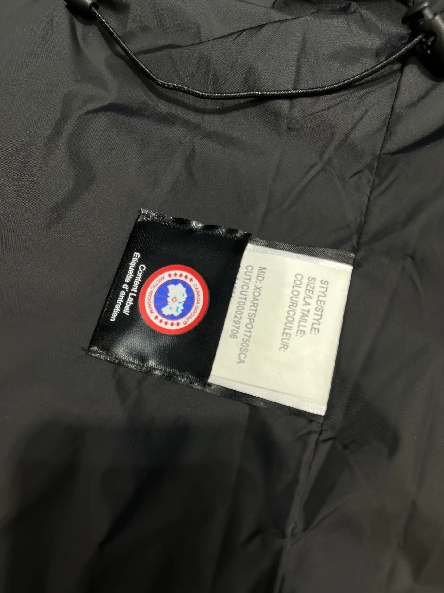 P860 Canada Goose Canada # Expedition04 Parker, a treasure of Canadian origin! Limited supply worldwide! Canada Goose Model 04 is a top-notch couple model, polar cold-proof outdoor series fur collar detachable hooded parka down jacket, the first Goose in 2024. I hope my partners like the top quality, and I hope everyone can evaluate it together! The most popular cool items of the Big Goose family in 2024 are online. The same popular product of Yi Yang Qianxi is said to be a joint limited edition Big Goose that cannot be bought in autumn and winter. If you dislike the sameness of the Big Goose in the past, then this model will definitely give you a different experience! This year's most powerful couple's collection for autumn and winter is online, a top-notch luxurious ready-to-wear style, paired with an outdoor warm down jacket with great style and charm! The most standard and classic items of the Daye family in the past two years are equipped with unique reflective stripes for embellishment, which further shows the high-end fashion performance effect. With the embellishment of hardware buckles, it has excellent performance effect. The upper body is clean, simple and elegant, even for urban leisure. It is suitable for various occasions. Designed with large pockets, this model has a large capacity and is equipped with reflective stripes, making it safer at night. It is suitable for various adventure activities. It is made of windproof and waterproof technical materials. The interior is filled with full white duck down, which is absolutely cold-proof and warm. It also has a stand-up collar design and fine fluff at the collar, with meticulous attention to detail! The charm of this model is also more spiritual, and the upper body has more temperament and specifications. It perfectly shows the ultra-high standard of fashionable performance of this model, integrating outdoor and life, and you can even create high-street wear! The most pinnacle limited-edition goose that we have presented so far, both in terms of design and detailed materials, it is completely outstanding. The grand and evergreen version design is matched with cool reflective elements. The overall appearance can be said to be quite high, and it has that kind of powerful outdoor performance! It combines high-end casual attributes with high-street style. It is high-grade, domineering, warm, and beautiful. The visibility of the upper body is quite strong, and the configuration of the owl element is highly brand-recognizable. It fully complements the overall brand performance and visual effects, and also has the high-end sense of fashion and fashionable performance. It is a must-buy product because it is the most awesome down brand on the planet and one of Canada's three national treasure brands. It is also a sentimental down luxury brand. In the field of polar cold-proof clothing, Goose has made an irreplaceable contribution... Size: xs s m l xl
